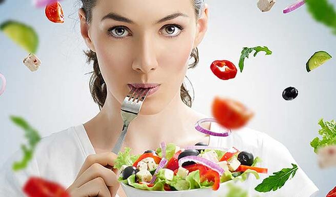 femme avec salade sur régime méditerranéen